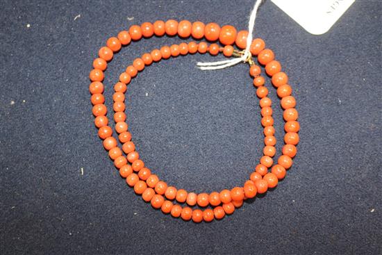 A single strand graduated coral bead necklace, 48cm.